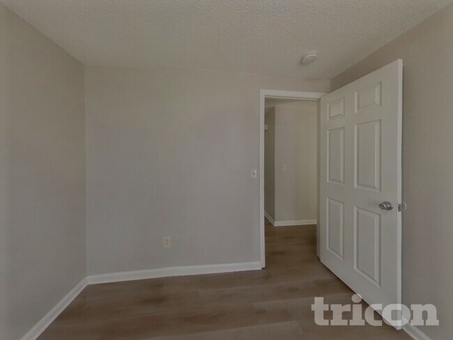 Building Photo - 201 Raintree Dr