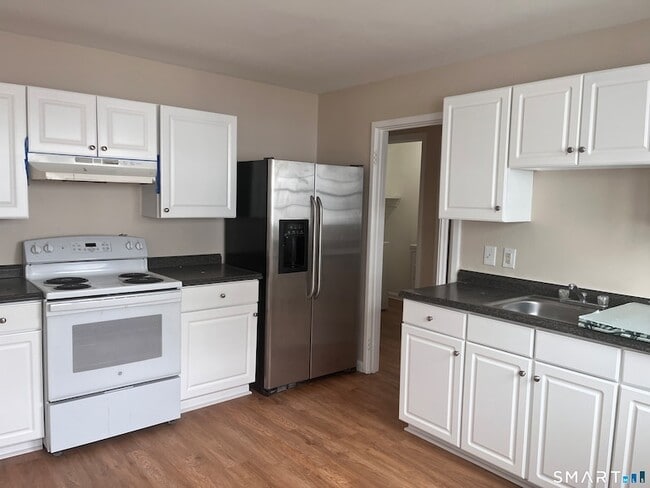 Building Photo - 246 Elm St