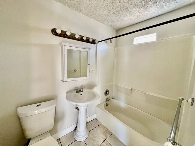 Building Photo - Charming 3-bedroom, 1-bathroom home availa...