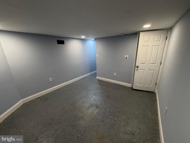 Building Photo - 363 E Airy St