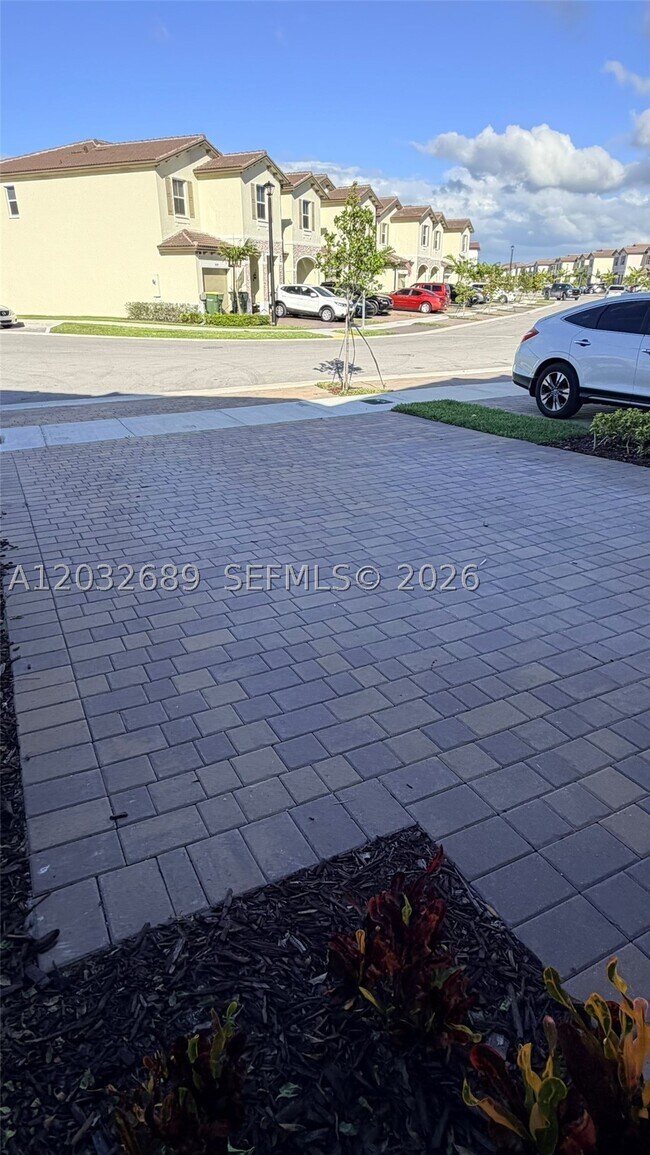 Building Photo - 2424 SE 29th Dr