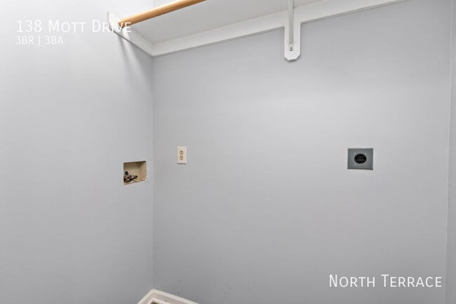 Building Photo - 138 Mott Dr