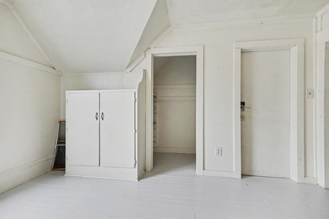 Building Photo - 121 S Clay St