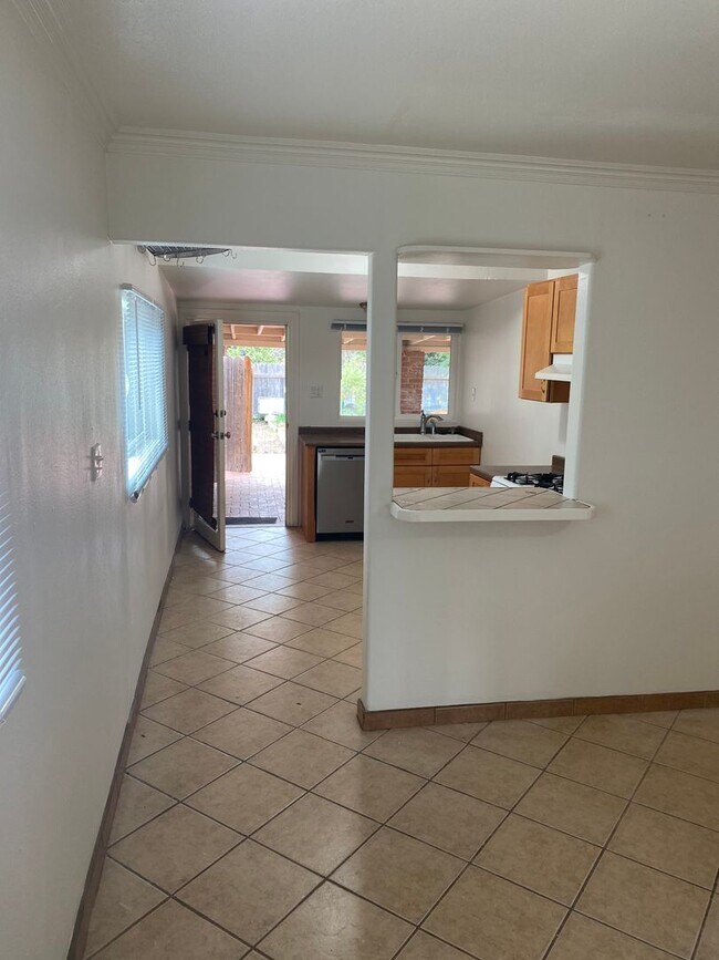 Building Photo - La Luna