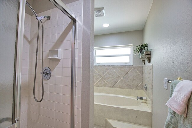 Building Photo - 782 Harrington Lake Dr N