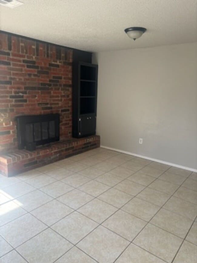 Building Photo - Now Available for Rent in Gray Warr!