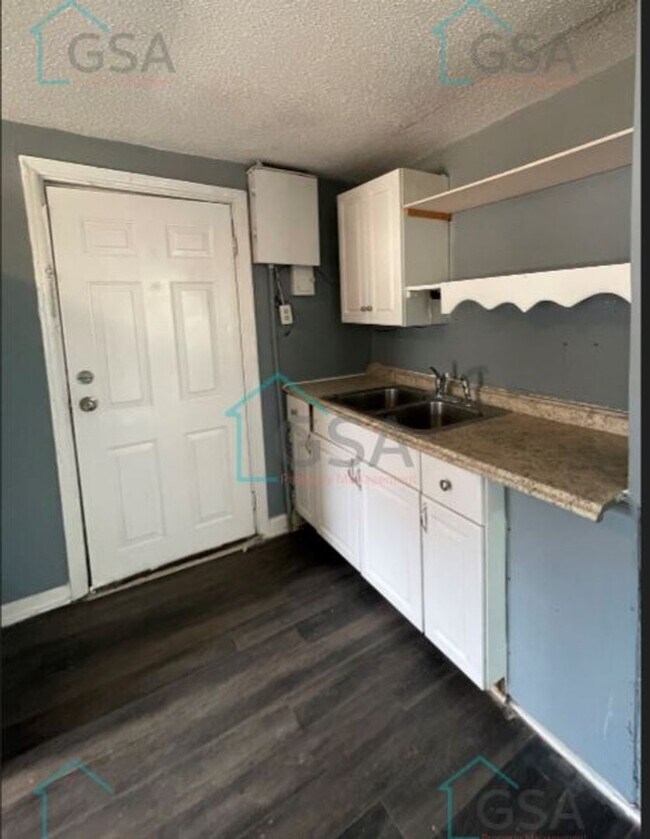 Building Photo - 2 Bedroom 1 Bath MOVE IN SPECIAL 1/2 OFF FIRST MONTH'S RENT