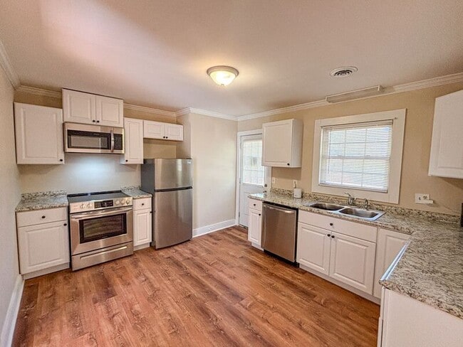 Building Photo - 14 Laurie St