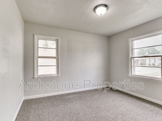 Building Photo - 2312 Mustang St