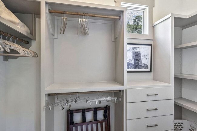 Building Photo - Awesome fully furnished 1BE/1BA in the Wav...