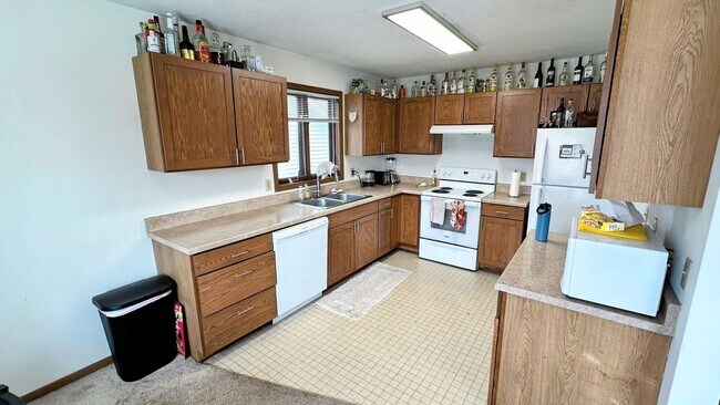 Building Photo - Off Campus Housing Option - Spacious 3 Bed...