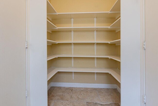 Building Photo - 211 Rim Rock Dr