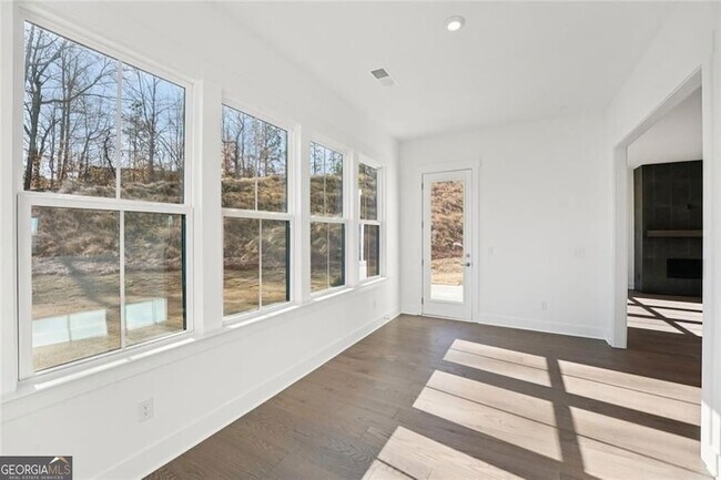 Building Photo - 2815 Medford Dr