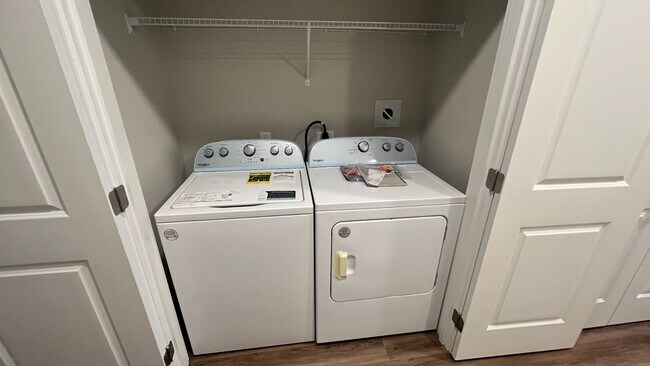 Building Photo - Beautiful 3 Bedroom 2.5 Bathroom Townhome with Garage!