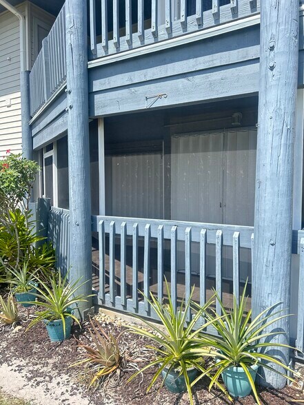 Building Photo - 1585 NE Beacon Dr