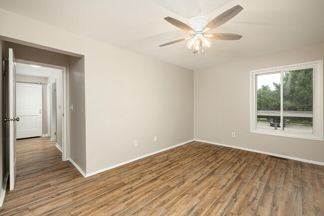 Building Photo - 893 Cliffs Dr