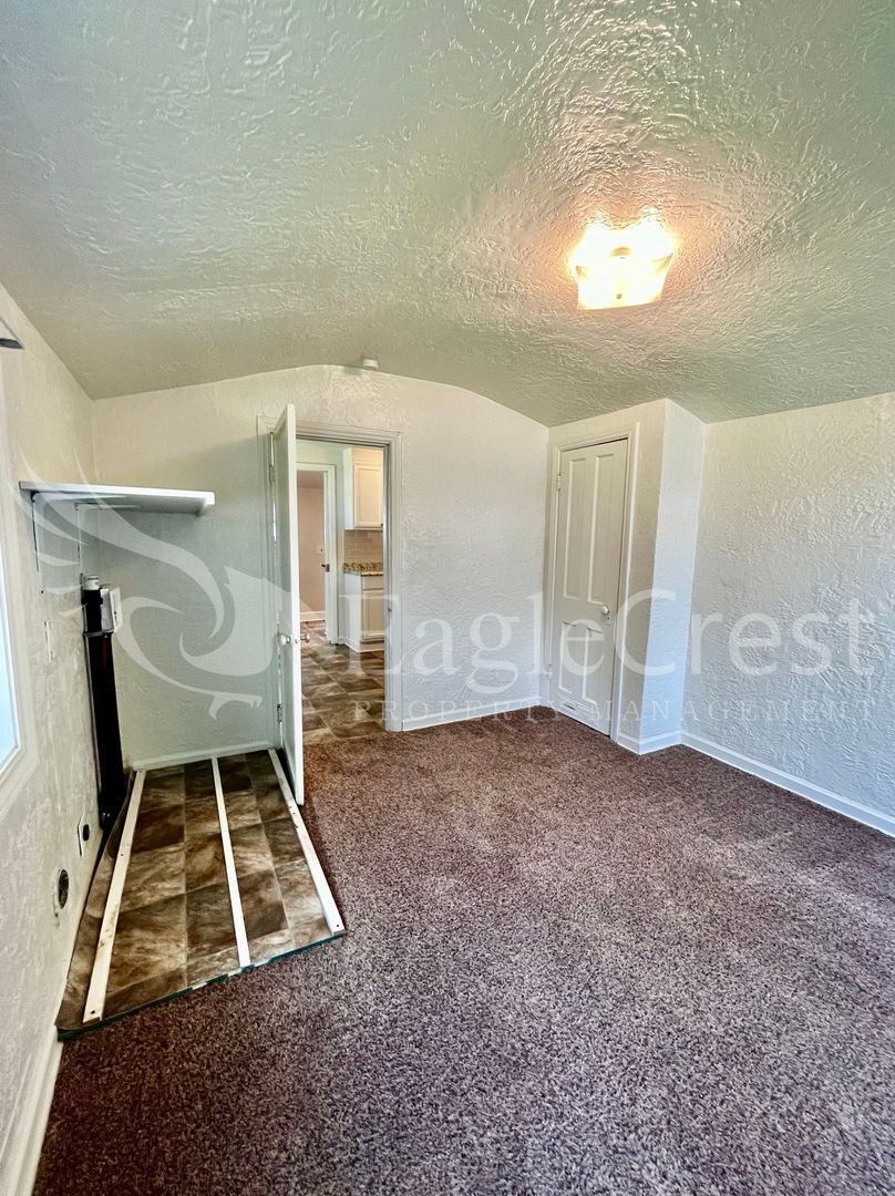 Building Photo - Comfortable 2-Bedroom Home with Fenced Yard & Washer/Dryer Hookups