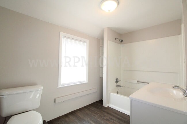 Building Photo - CHARMING!! 3 bedroom, 1.5 Bath Home in Des Moines