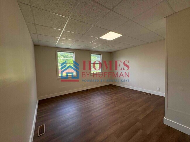 Building Photo - Three Bedroom | Detached Garage