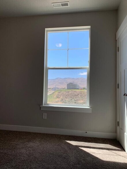 Building Photo - 1831 W Newcastle Ln