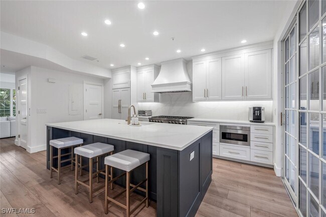 Building Photo - 888 10th St S