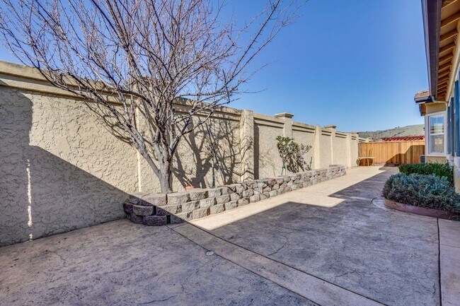 Building Photo - Spacious 3 Bedroom, 2 Bathroom Home with D...