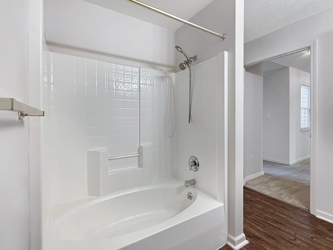 Building Photo - Luxurious Lakeside Living: Spacious 2-Bedr...