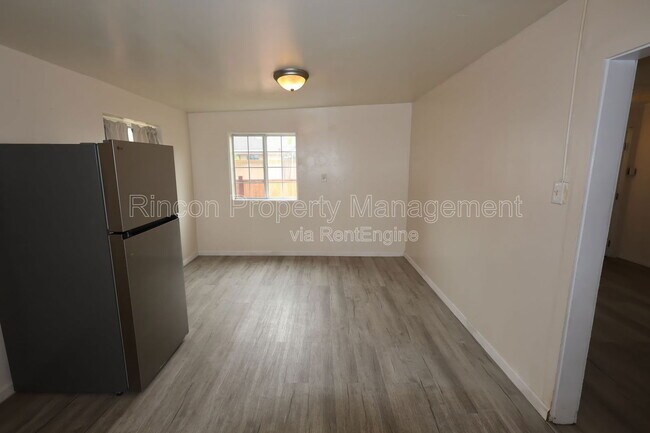 Building Photo - 329 E Scott St