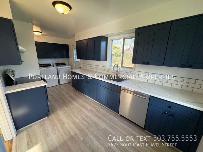 Building Photo - 3623 SE Flavel St