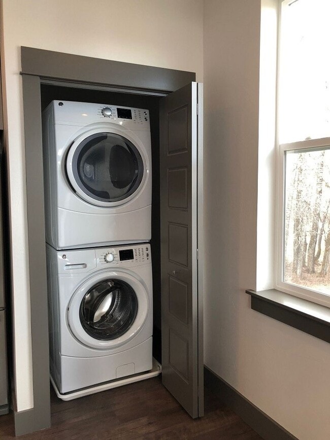 Building Photo - Beautiful Four Corners Condo