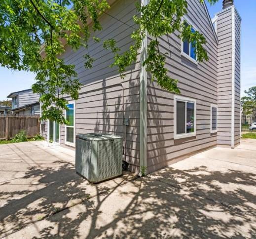 Building Photo - 11847 Plumbrook Dr
