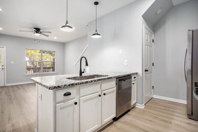 Building Photo - Newly Renovated 4/3 Near Beltline!