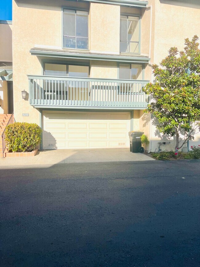 Building Photo - LA JOLLA VILLAGE LIVING! SPACIOUS 3BD/2.5BA TOWNHOME AVAILABLE JUNE for $4,795/mo!