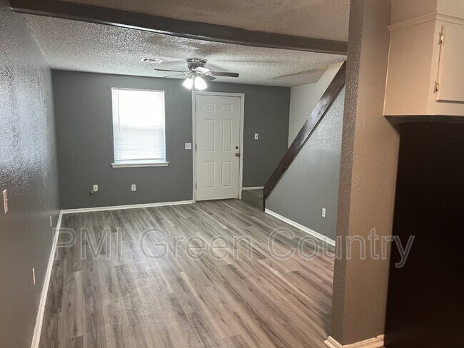 Building Photo - 404 E Redwood St