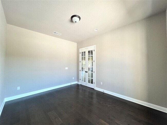 Building Photo - Georgeous 5-Bedroom in the Three Points Community