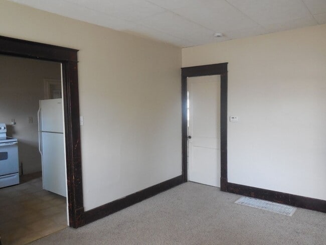 Building Photo - Two Bedroom Home w/Enclosed Sunroom and Pr...