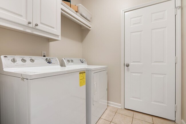 Building Photo - Spacious 5-Bedroom Home with Screened Porch and Office