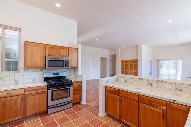 Building Photo - Single Level 3 Bedroom 2.5 Bath home in De...
