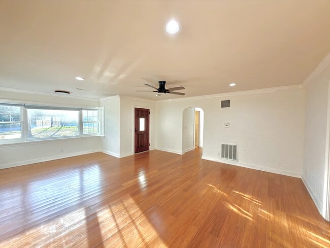 Building Photo - 1216 Eastwood Ave