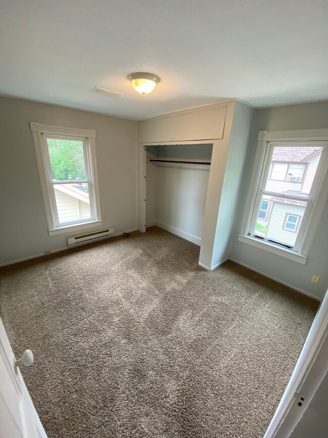 Building Photo - Newly Updated 2 Bedroom
