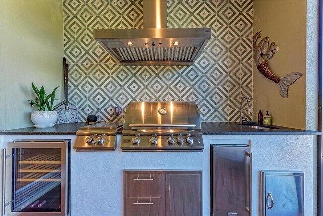 Building Photo - 2322 5th St E