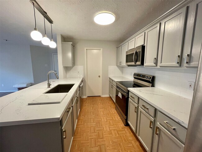 Building Photo - 8051 Bay Branch Dr