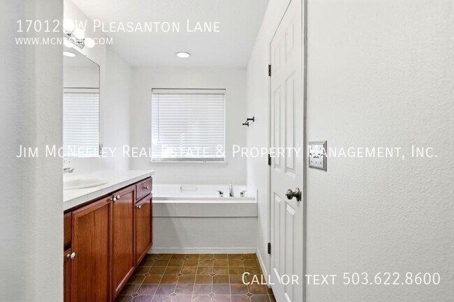 Building Photo - 17012 SW Pleasanton Ln