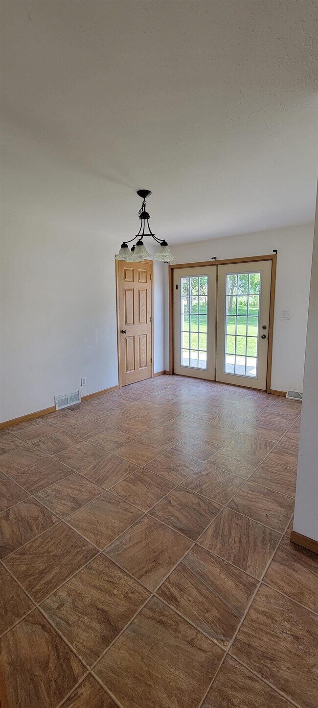 Building Photo - 6060 Town Hall Dr