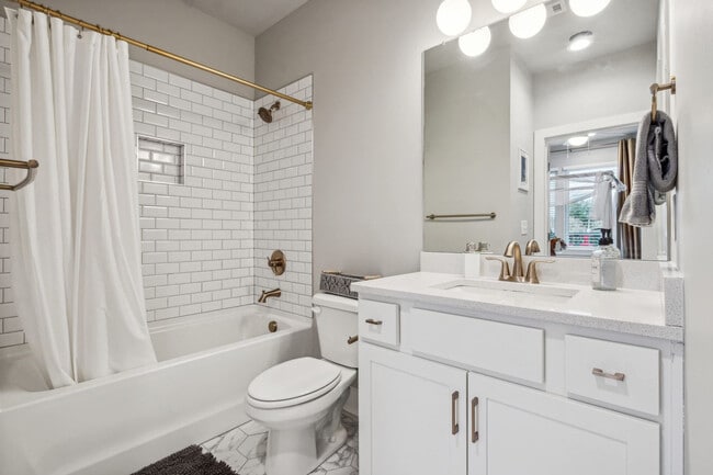 Building Photo - 2135 24th Ave N