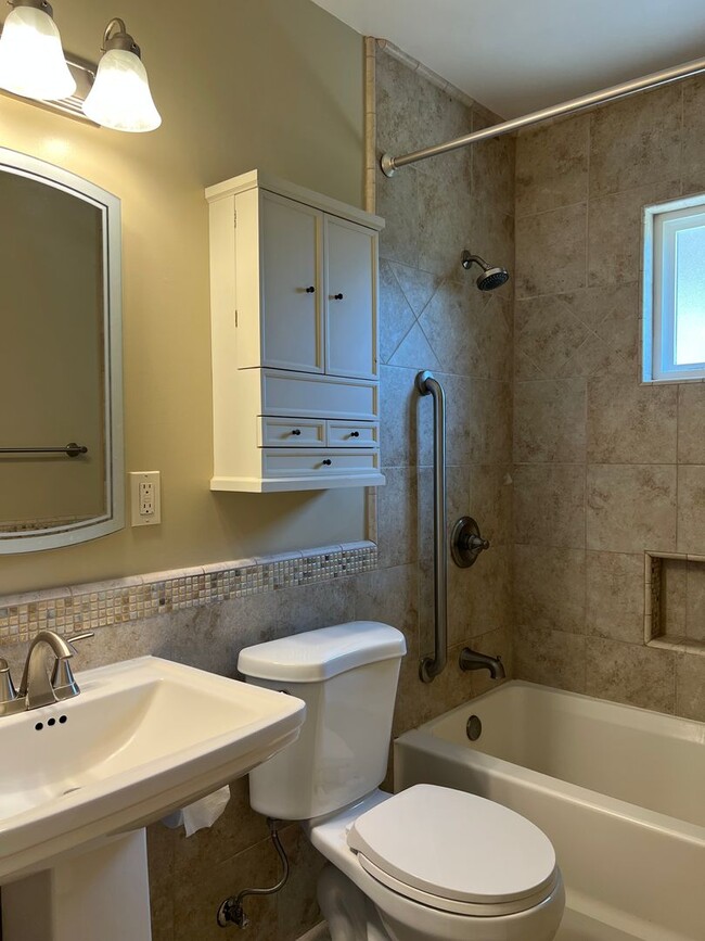 Building Photo - BEAUTIFUL 4 BED CARMICHAEL HOME WITH POOL!!