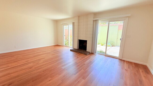 Building Photo - 1033 Fontana Dr