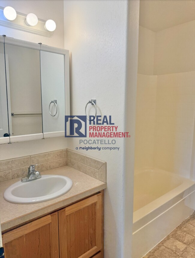 Building Photo - MOVE IN SPECIAL - 5 Bedroom 3.5 Bath Duplex - 2 car garag