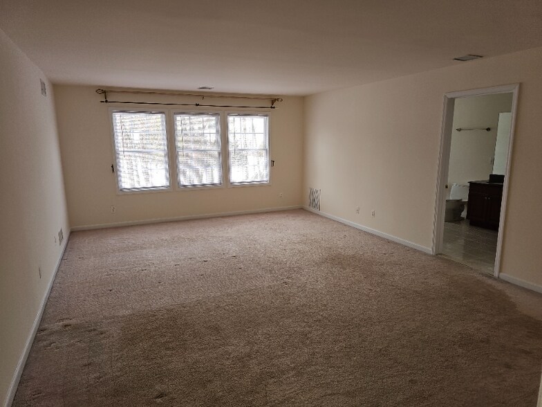 Building Photo - 104 Demarest Ln