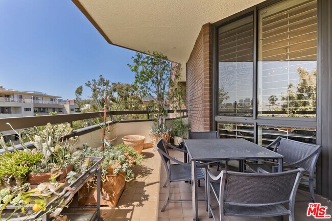 Building Photo - 300 N Swall Dr